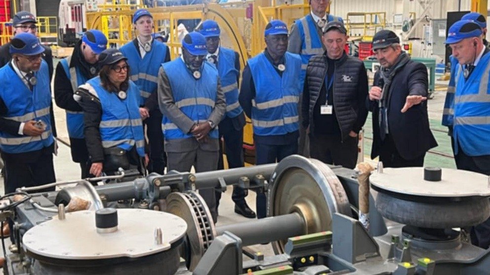 Métro d’Abidjan : le Ministre Amadou Koné visite le site de production des trains en France