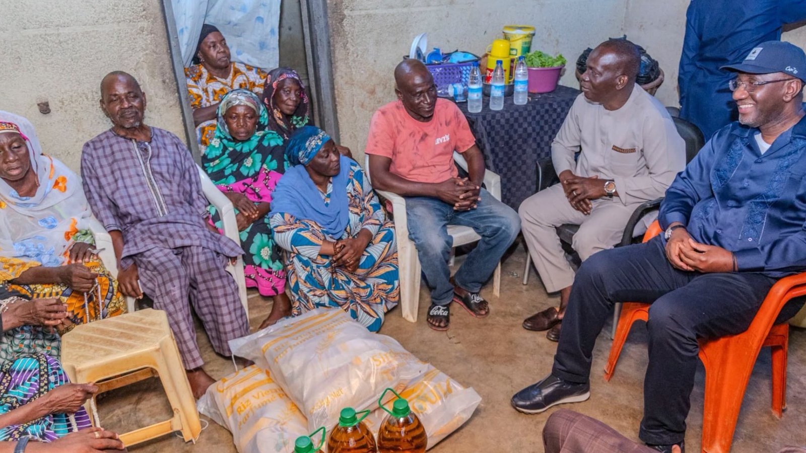 Yamoussoukro/Solidarité : le Ministre Souleymane Diarrassouba visite plusieurs familles vulnérables et des grins